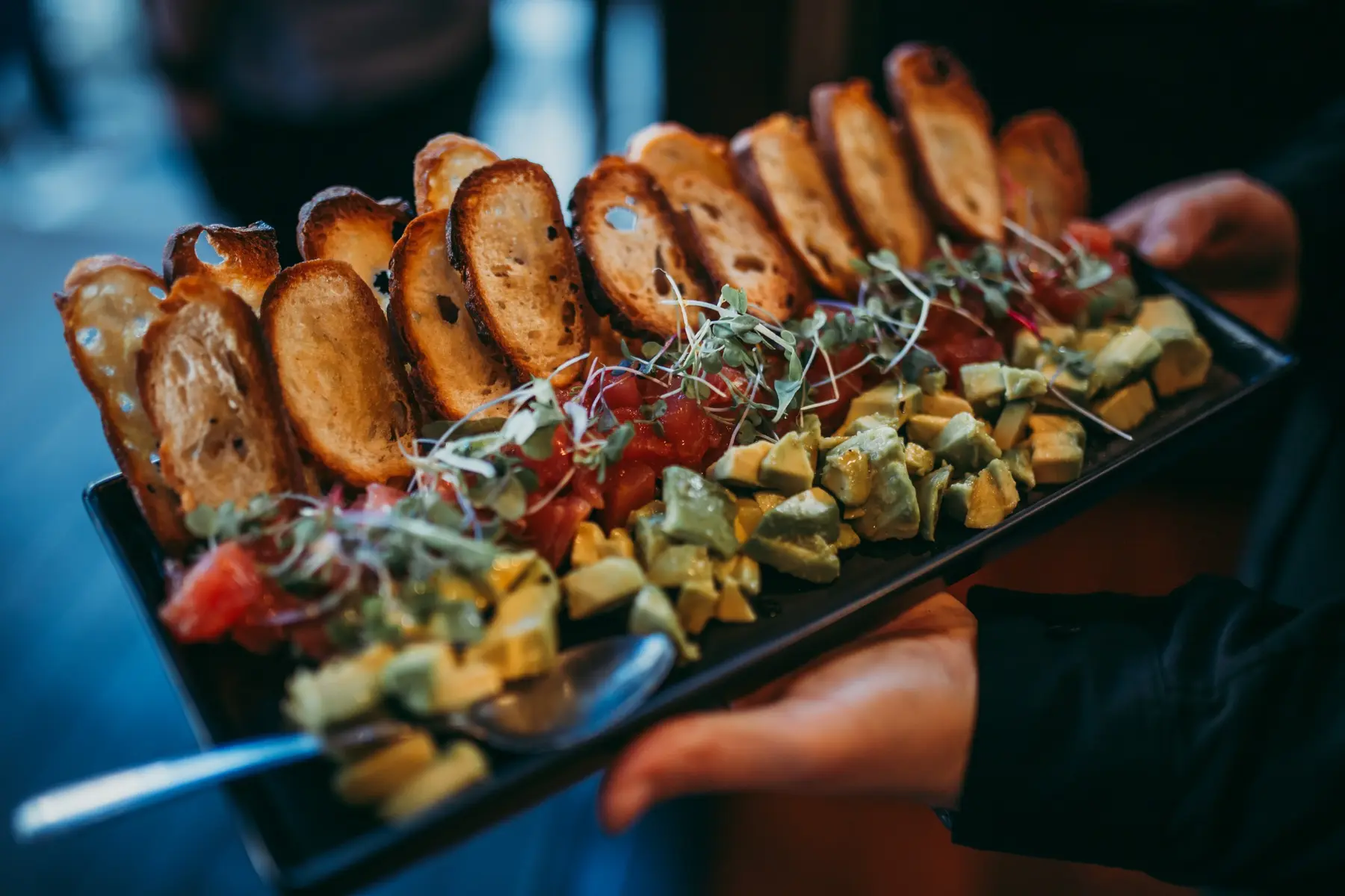Fresh avocado and tomato appetizers served by the Grão Cuisine catering team